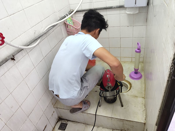 郑场镇管道堵塞冒臭气 专业师傅现场解决问题