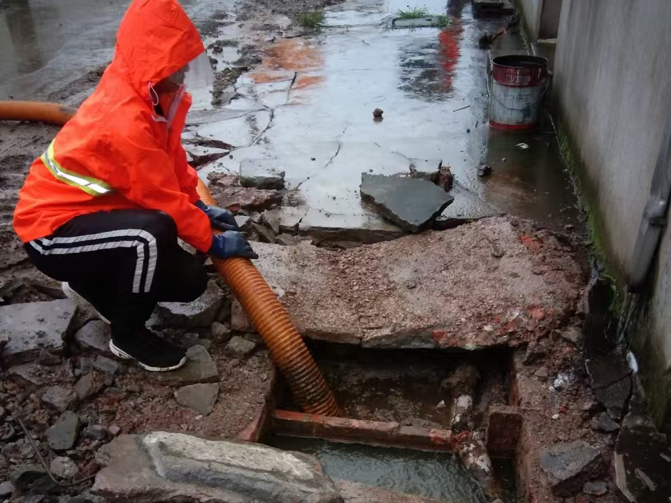 郑场镇专业清理污水池 炜誉市政以规范流程守护城市 “肠道”