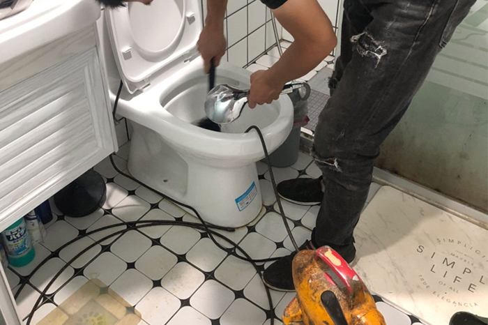 郑场镇马桶堵塞自己疏通还是找师傅？专业上门服务让你省时更省心